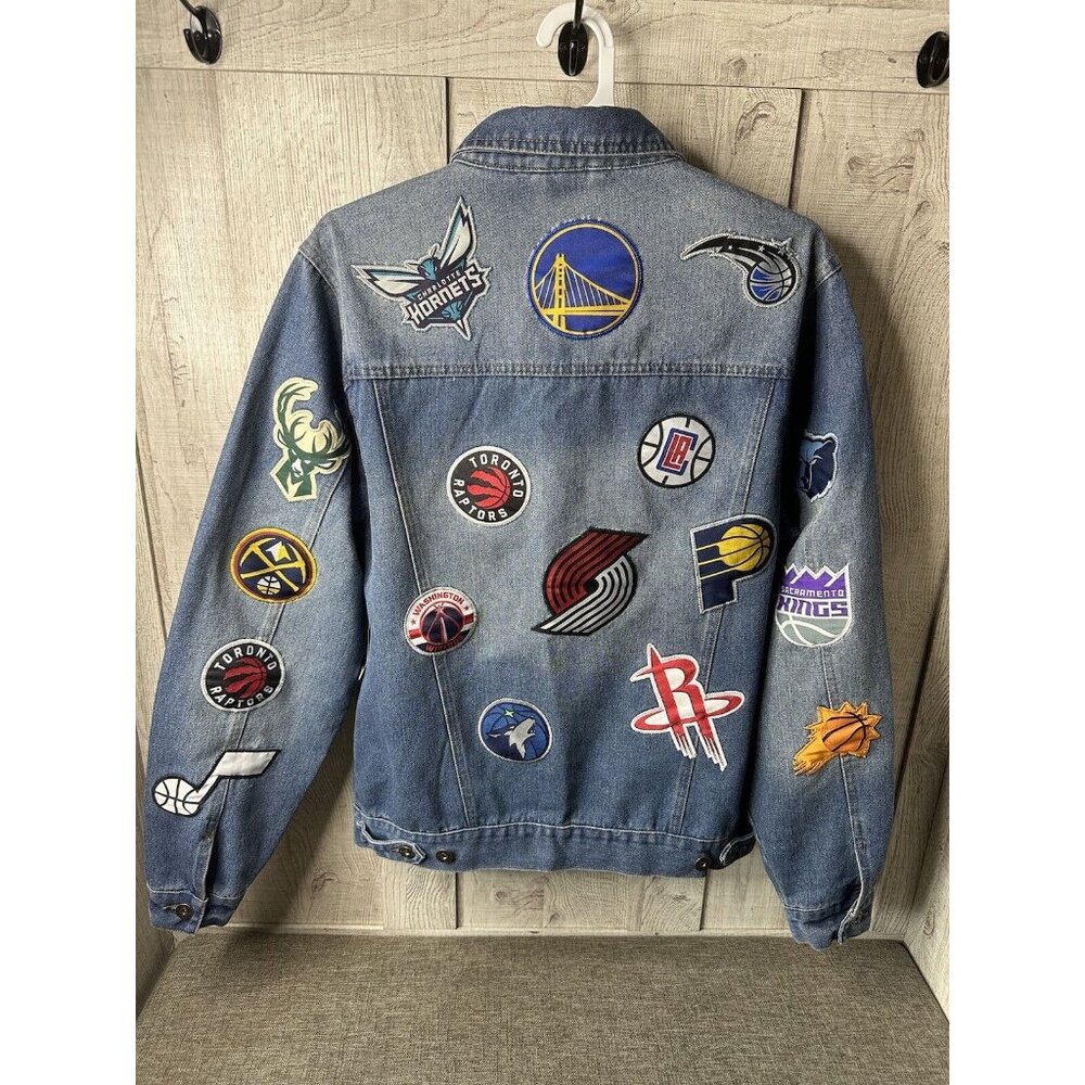NBA Global Stores Mens Blue Denim Jacket Size Medium Team Stitched Logo Patches - Picture 2 of 14